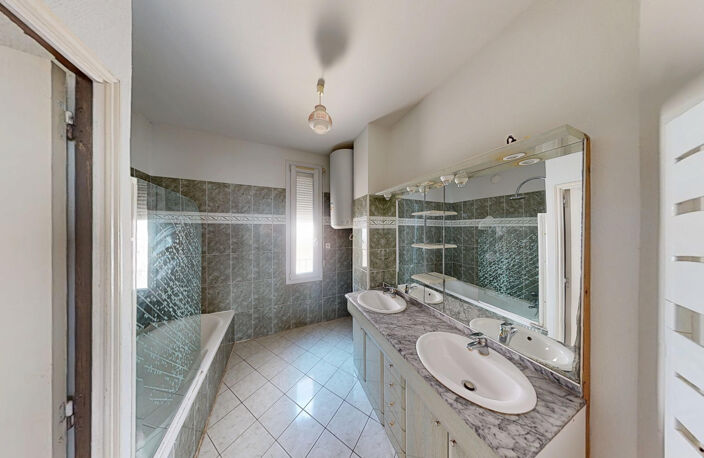 Appartement duplex    83 m2 Carrez / 101 m2 au sol   Proche — photo 4