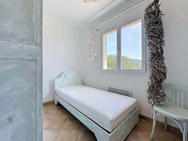 Une villa contemporaine aux prestations haut de gamme, offrant de beaux volumes dans un environnement calme et recherché. — photo du bien