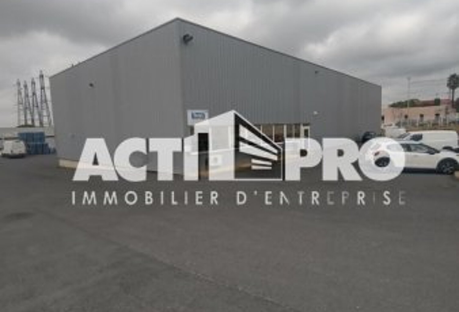 Entrepot à louer — photo 1