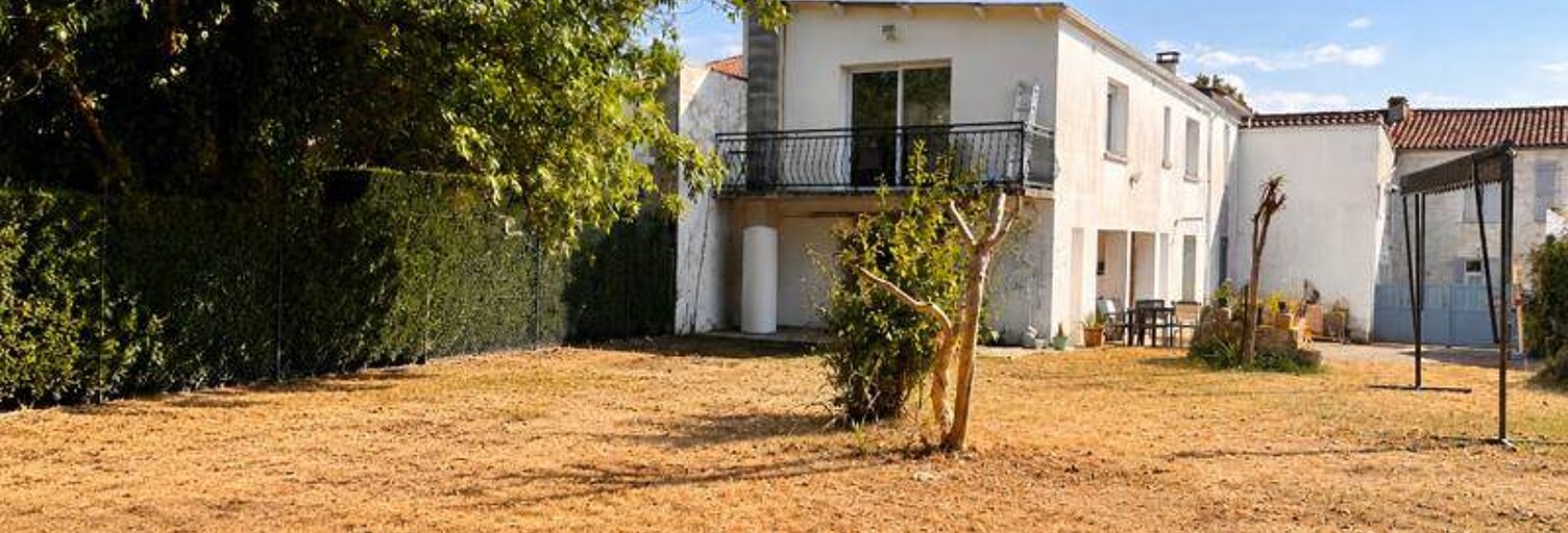Maison 9 Pièces 260 m² à vendre à Corme-Royal (17600)