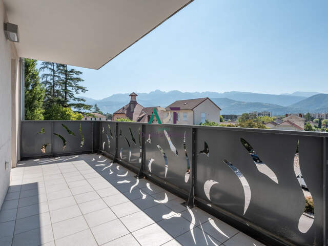 Corenc  T3 de 68 m² avec terrasse, vue montagnes et garage e — photo du bien