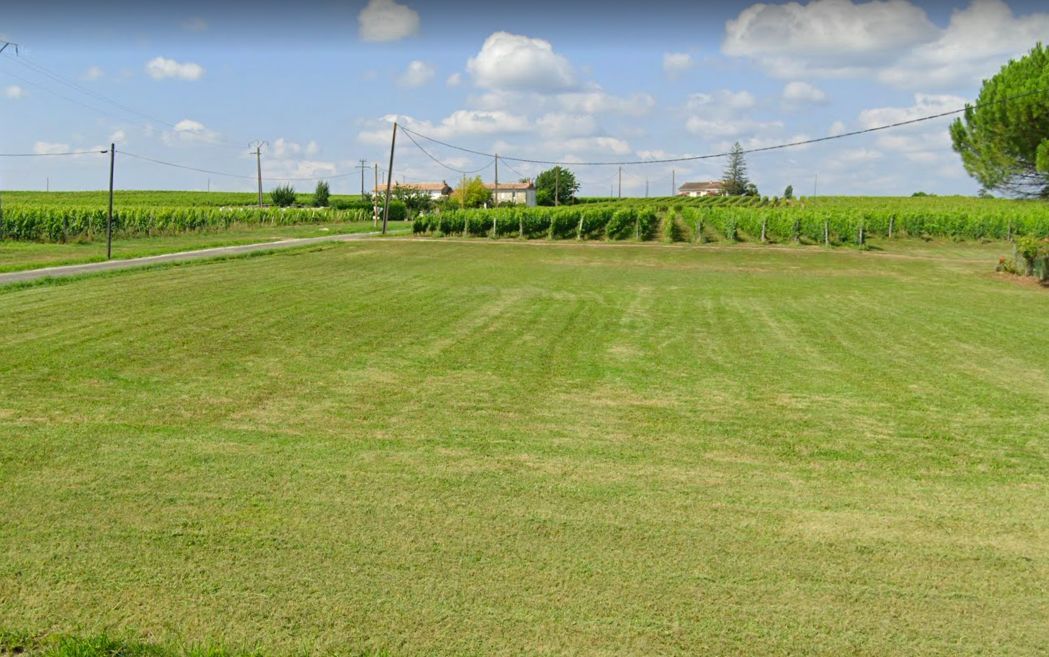 Terrain à bâtir de 1012 m² à BUSSAC-FORET (17)