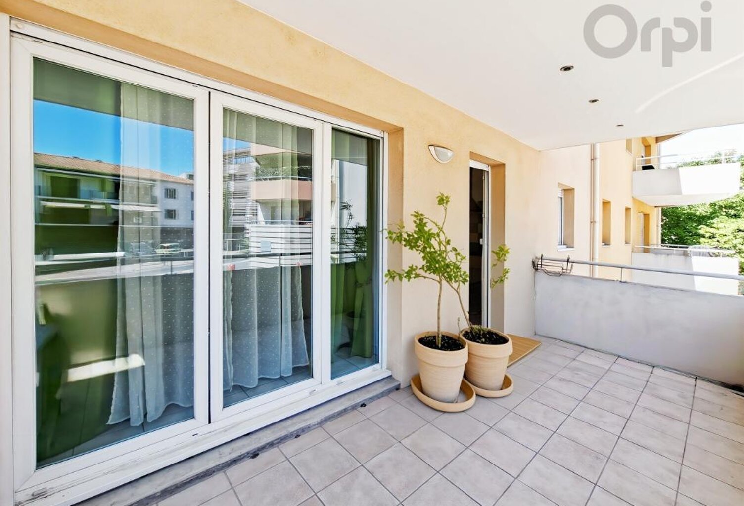 Appartement avec terrasse et garage — photo 1
