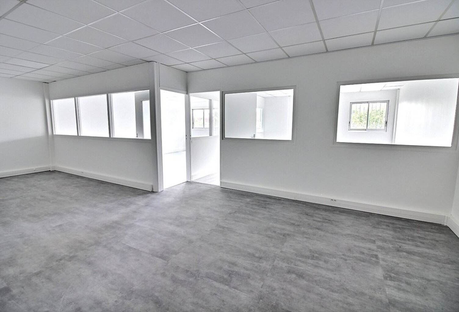 Bureau de 77 m2 à louer TRAPPES (78) — photo 1
