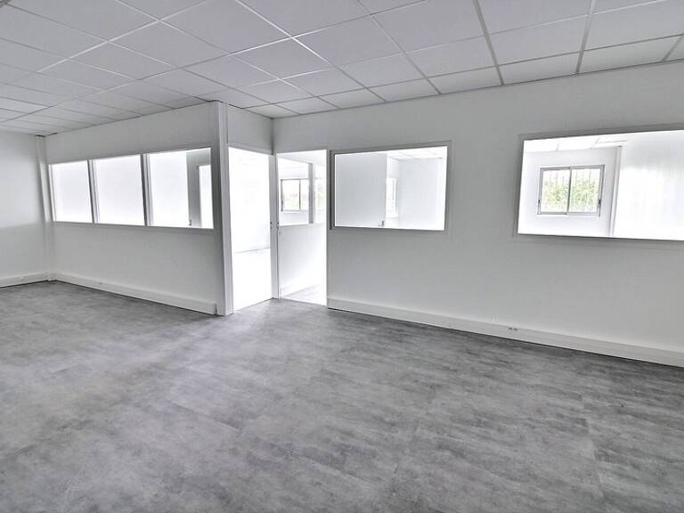 Bureau de 77 m2 à louer TRAPPES (78) — photo 1