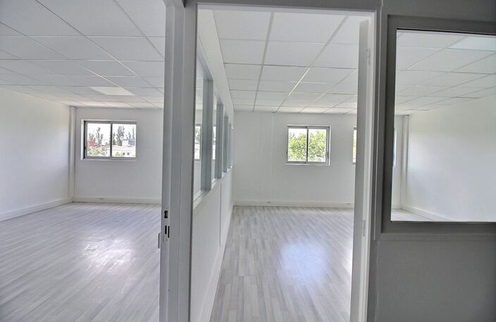 Bureau de 77 m2 à louer TRAPPES (78) — photo 2