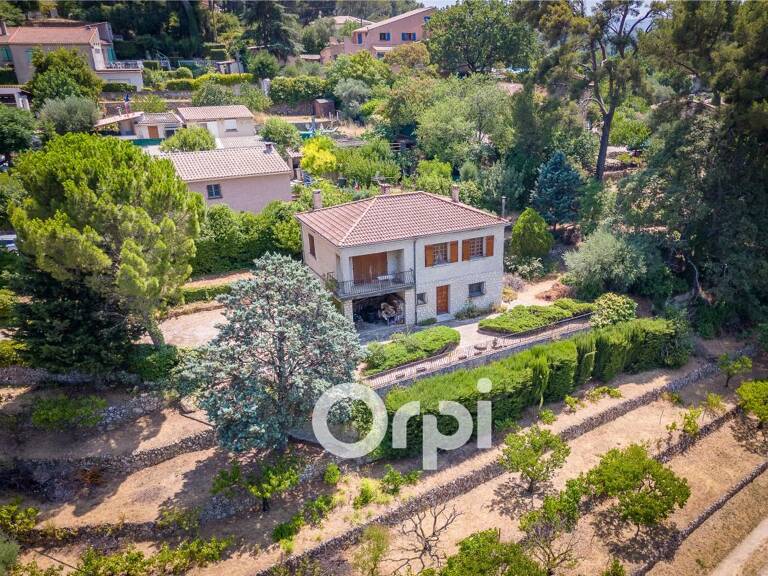 Villa traditionnelle de type 4 avec garage sur 1570 m² terrain arboré, fort potentiel — photo 1