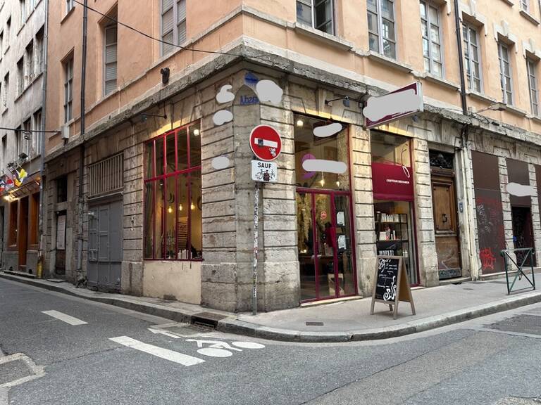Local commercial Bail à céder  LYON 1ER (69), local commercial en angle, d'une surface de 42 m² et un sous-sol utile de 35 m² — photo 1