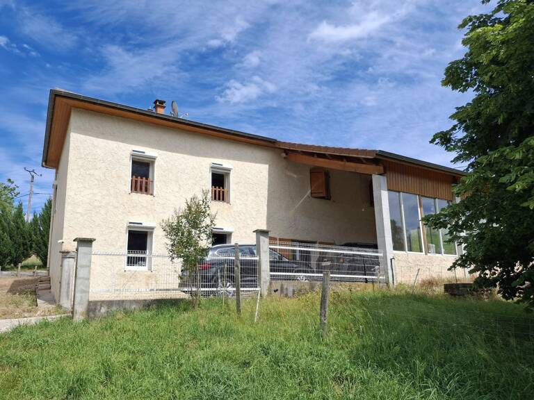 Une ferme dauphinoise pleine de charme, sans voisin immédiat, avec plus de 2 hectares de prairies et un ruisseau… Un lieu rare pour vivre au calme et donner vie à vos projets — photo 1