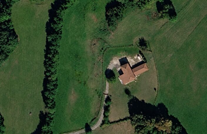 Une ferme dauphinoise pleine de charme, sans voisin immédiat, avec plus de 2 hectares de prairies et un ruisseau… Un lieu rare pour vivre au calme et donner vie à vos projets — photo 2