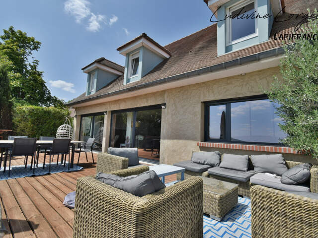 Proche Nogent-L’Artaud (8min) Chezy-Sur-Marne (6min) Maison traditionnelle de 200 m² - Vue panoramique – 5 chambres- Grande pièce de vie -Piscine -Terrasse 100m2- Sous-sol total -terrain 1384m2 DPE C — photo du bien