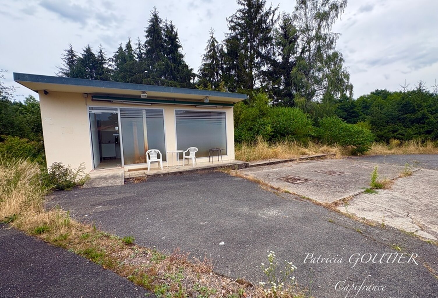Proche de NOIRETABLE  (42) Local commercial/bureau de 50 M2 avec grand parking clos — photo 1