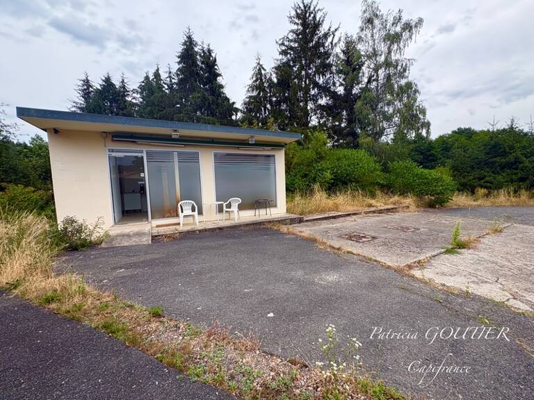 Proche de NOIRETABLE  (42) Local commercial/bureau de 50 M2 avec grand parking clos — photo 1