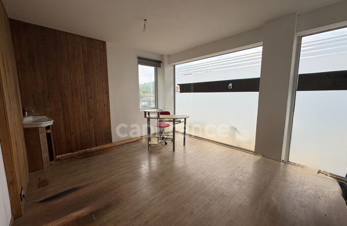 Proche de NOIRETABLE  (42) Local commercial/bureau de 50 M2 avec grand parking clos — photo 2