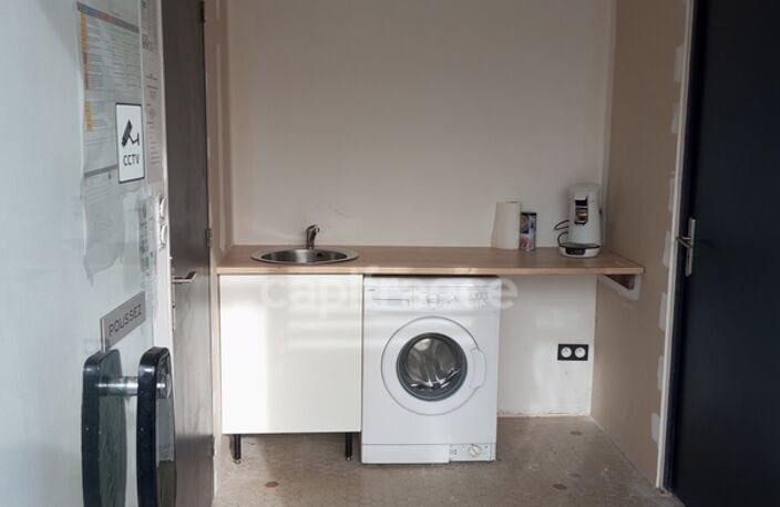 Proche de NOIRETABLE  (42) Local commercial/bureau de 50 M2 avec grand parking clos — photo 3