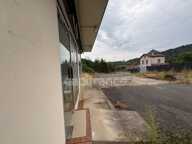 Proche de NOIRETABLE  (42) Local commercial/bureau de 50 M2 avec grand parking clos — photo 4