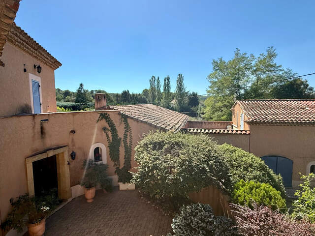 Propriété à vendre entre Peynier et Trets sur plus d'un hectare, maison principale environ 225 m2 — photo du bien