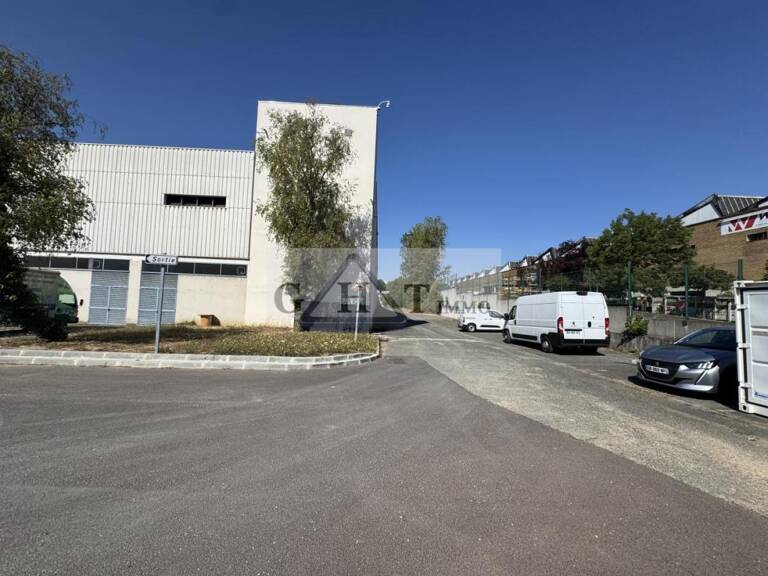 À VENDRE ENTREPÔT/BUREAUX DE 265M²À VITRY-SUR-SEINE — photo 1
