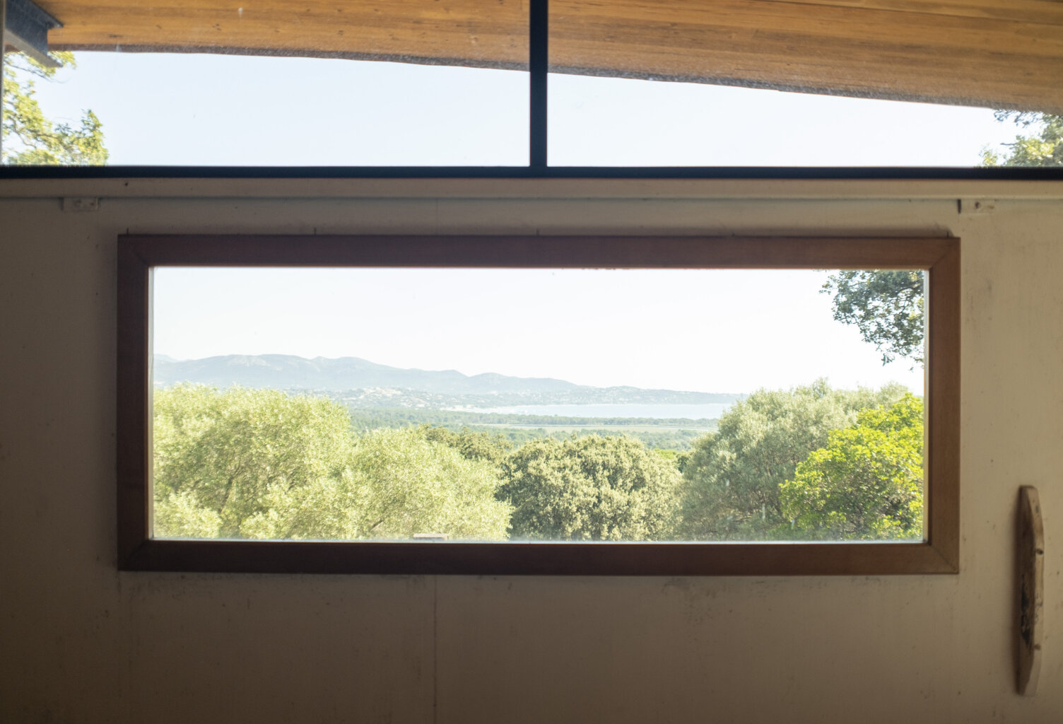 EXCLUSIVITE : Corse-du-Sud, maison Jean & Claude Prouvé   Un — photo 1