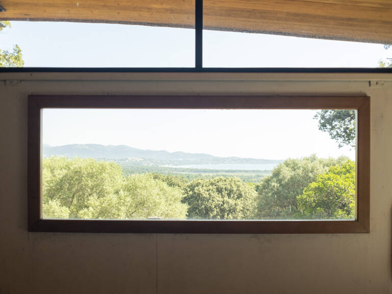 EXCLUSIVITE : Corse-du-Sud, maison Jean & Claude Prouvé   Un — photo 1