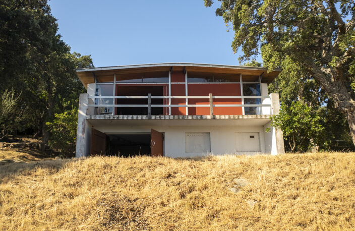 EXCLUSIVITE : Corse-du-Sud, maison Jean & Claude Prouvé   Un — photo 2