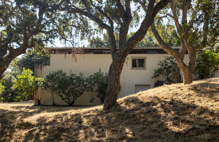 EXCLUSIVITE : Corse-du-Sud, maison Jean & Claude Prouvé   Un — photo 4
