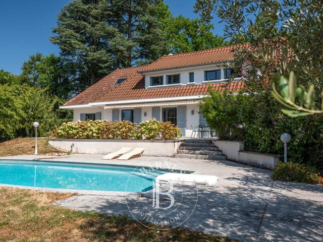 Maison familiale de 230 m² – terrain 1570 m² – 5 chambres – piscine — photo du bien