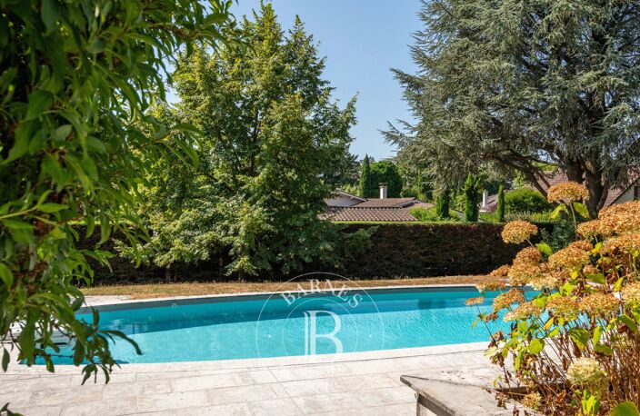 Maison familiale de 230 m² – terrain 1570 m² – 5 chambres – piscine — photo 2