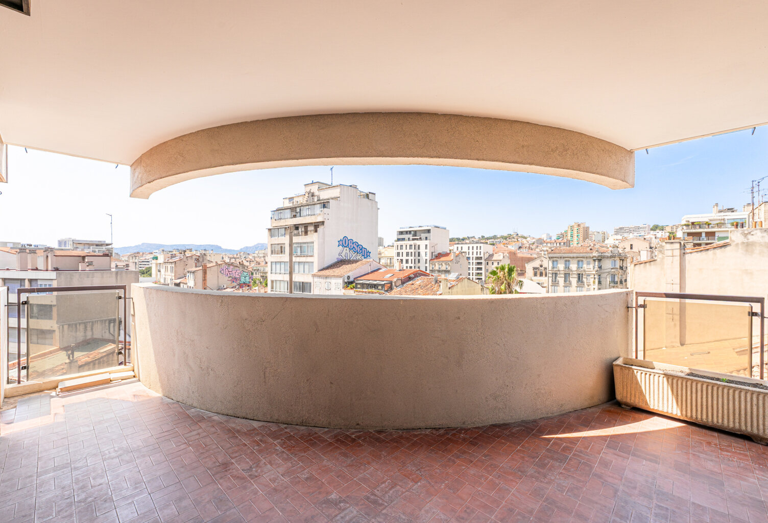 CASTELLANE: T4 105 m2 hab avec Terrasse 33 m2 — photo 1