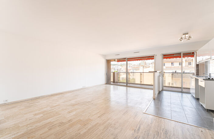 CASTELLANE: T4 105 m2 hab avec Terrasse 33 m2 — photo 3
