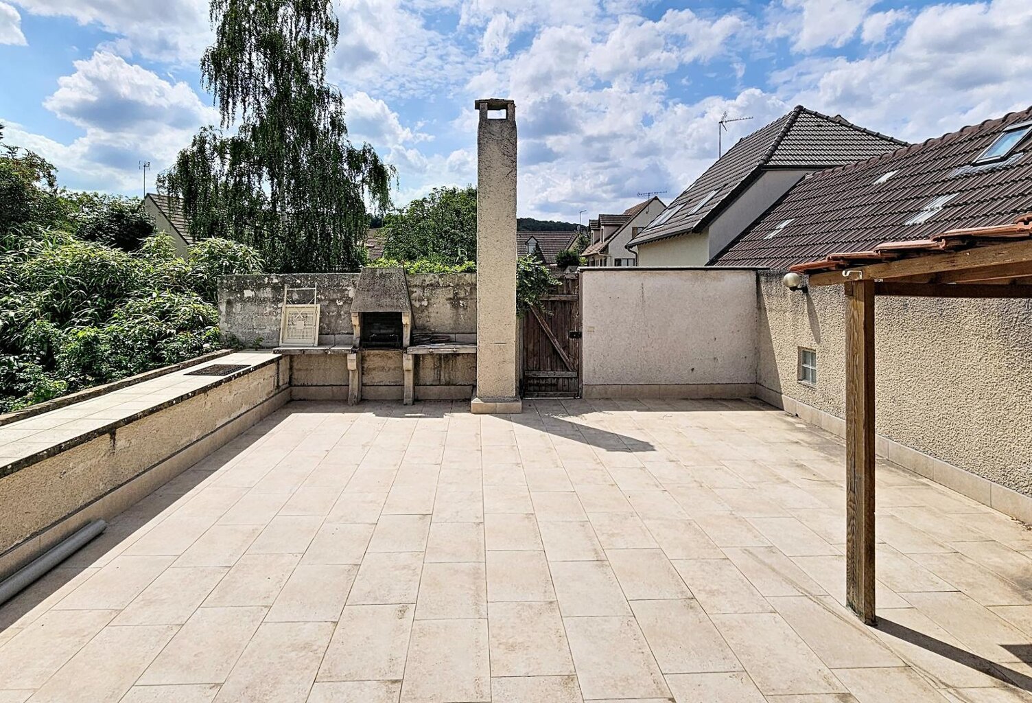 Appartement 2 pièces au dernier étage avec terrasse et parking — photo 1