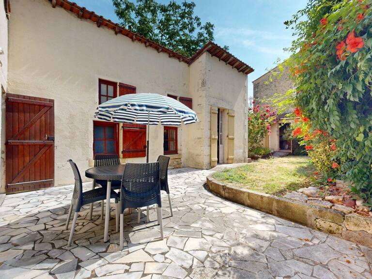 Maison en pierre, jardin clos et garage — photo 1