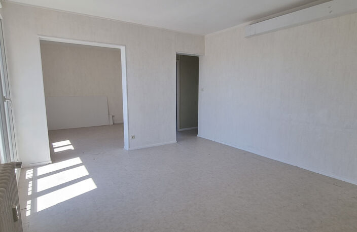 À vendre à Châteaudun (28) : appartement avec 2 chambres — photo 2