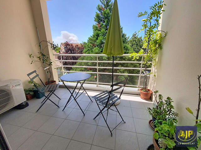 LE BOUSCAT Centre  T3 dernier étage avec terrasse — photo du bien