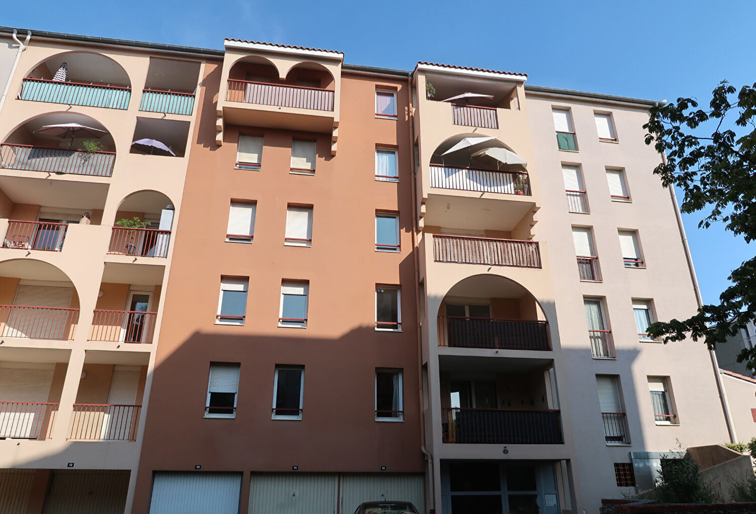TOULOUSE HAUT-ROSERAIE - Ensemble immobilier de 209.35 m2 composé de 3 appartements loués avec cave et parking + 6 parkings — photo 1