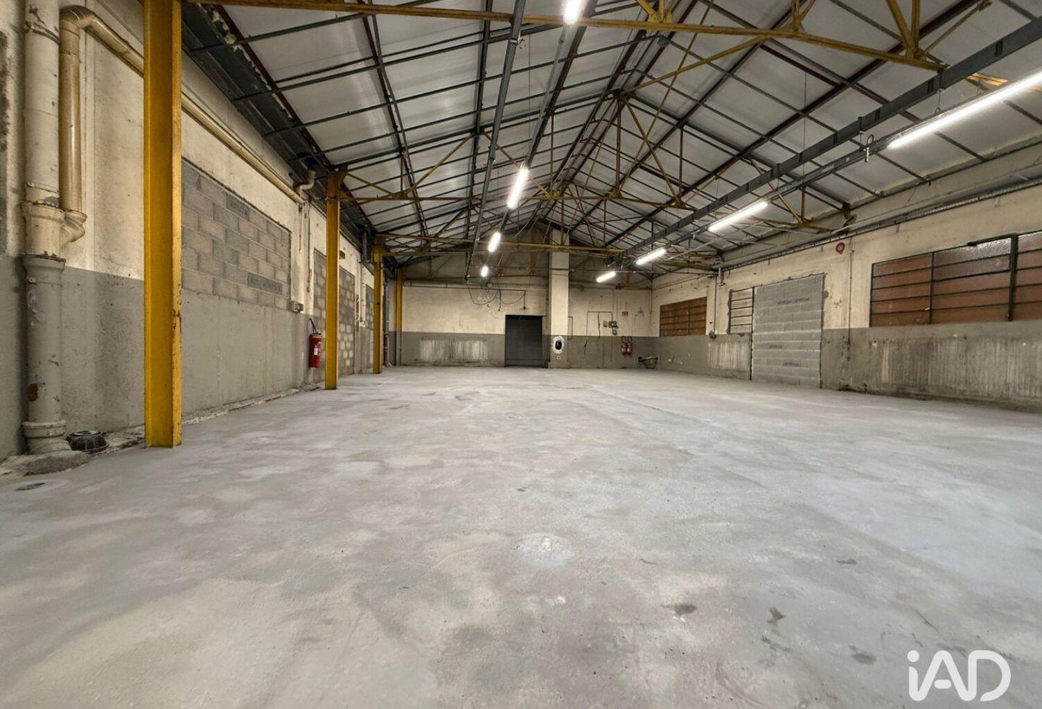 Vente Local d'activités 232 m&sup2; — photo 1