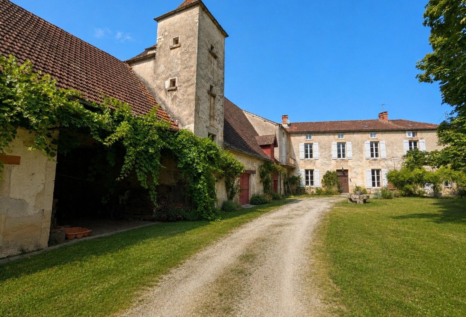 Ancien moulin, et dépendances dans le village. — photo 1