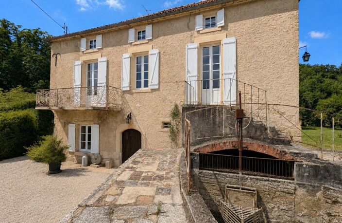 Ancien moulin, et dépendances dans le village. — photo 2