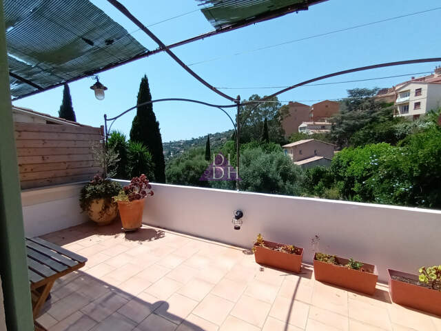 Appartement 3 pièces dernier étage  avec terrasse 19m2 — photo du bien