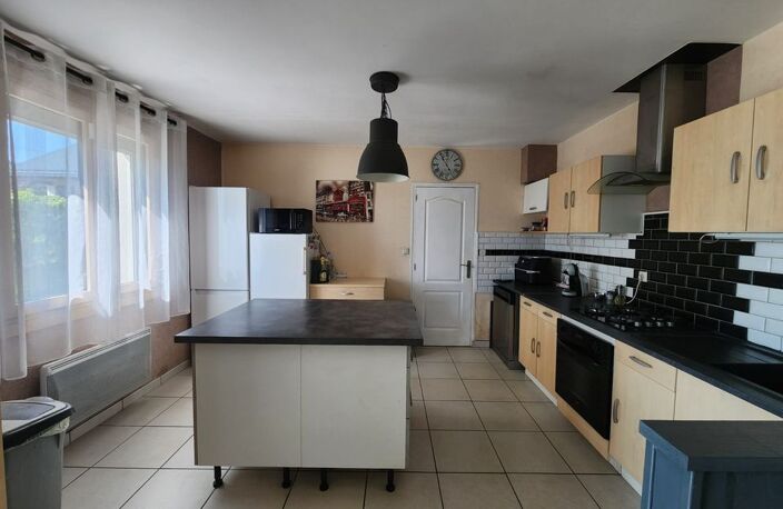 Maison familiale 4 chambres avec jardin, garage et dépendance — photo 3