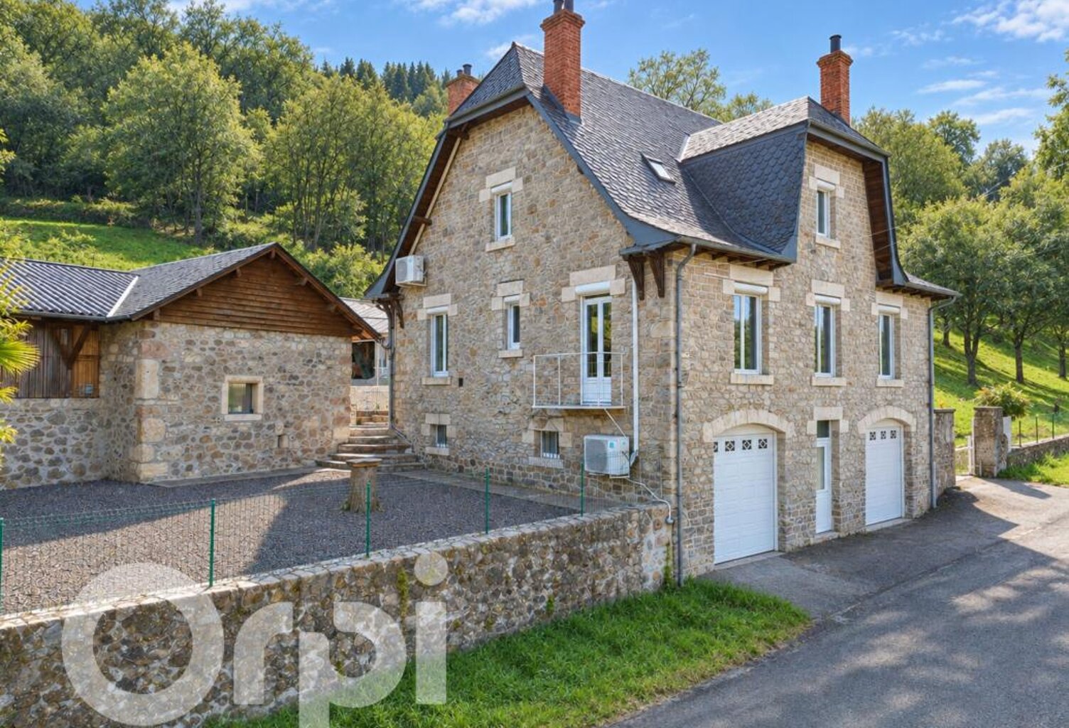 LA BOURGEOISE DES SOURCES – 163 m², 5 hectares, dépendances et autonomie — photo 1