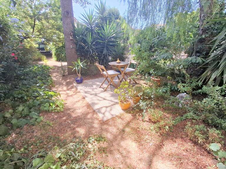 Appartement À Vendre - T2 en Rez de jardin à SANARY SUR MER — photo 1