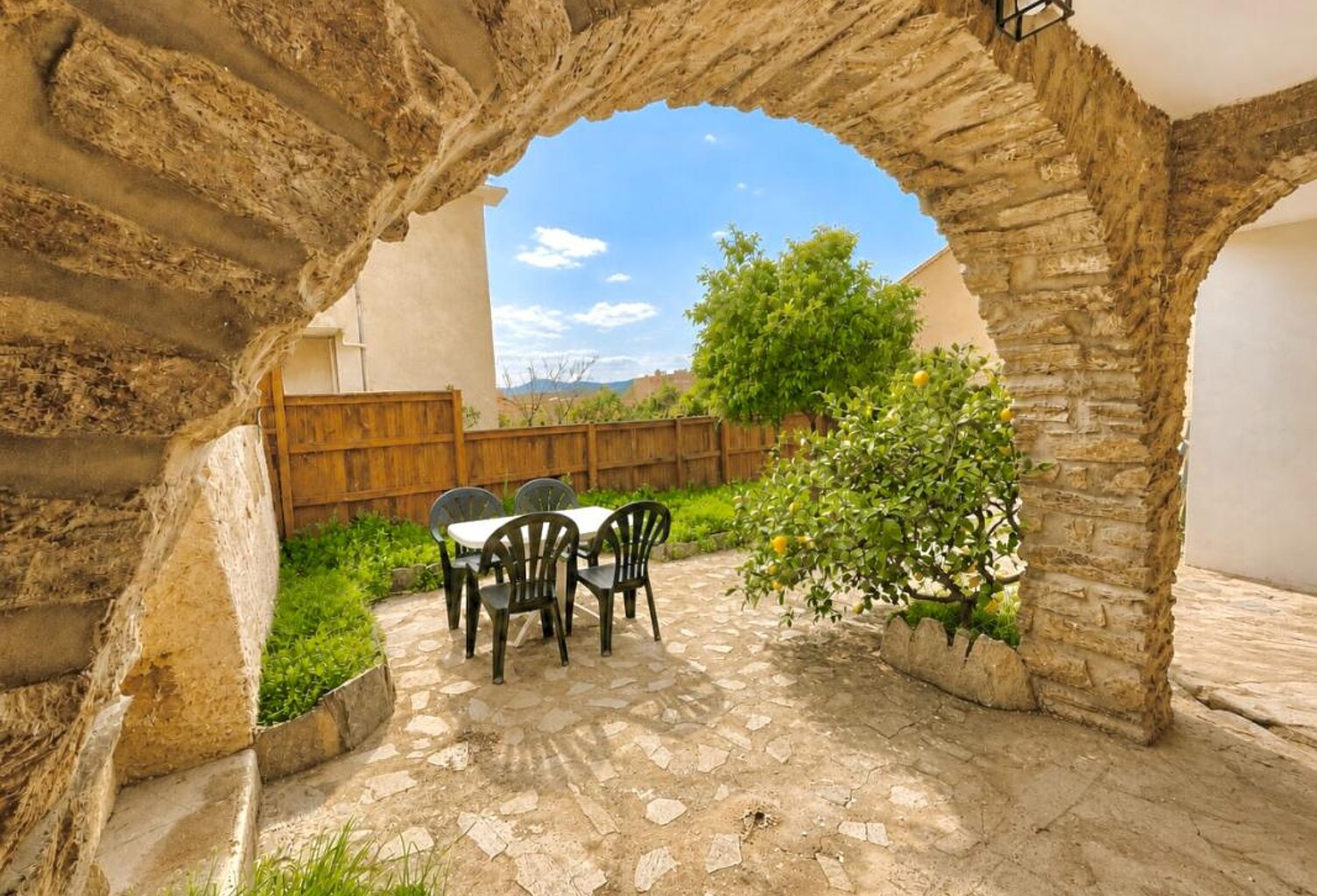 À VENDRE - Très beau T2 + vaste extérieur proche plage Le Lavandou — photo 1