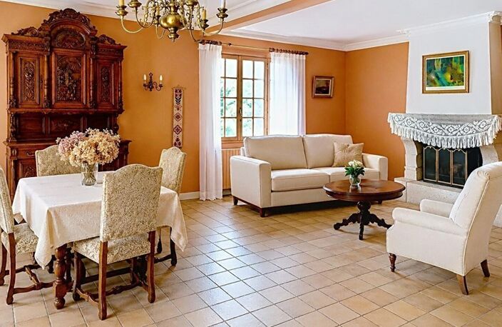 Sally HICKEY vous propose cette maison néo-bretonne T5 adaptée aux PMR & studio & étang de plus d'un hectare. Un cadre magnifique à 7 km de Redon. Au prix de  451 000 euros HAI — photo 2