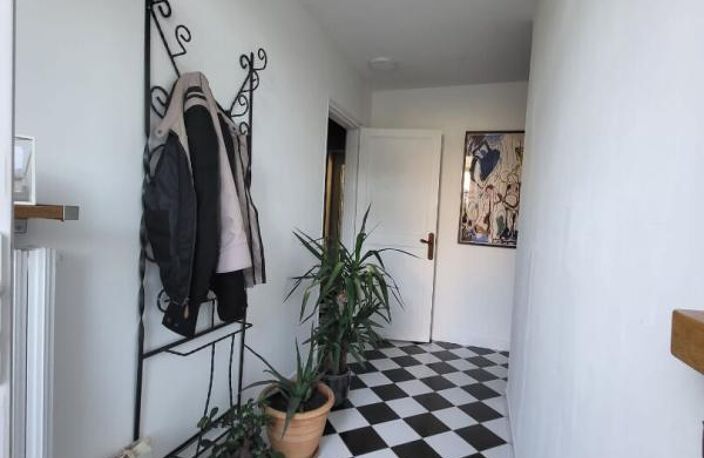 Maison 134m² habitable, 4 chambres, garages, patio et jardin — photo 2