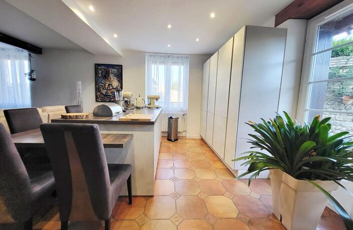 Maison 134m² habitable, 4 chambres, garages, patio et jardin — photo 4