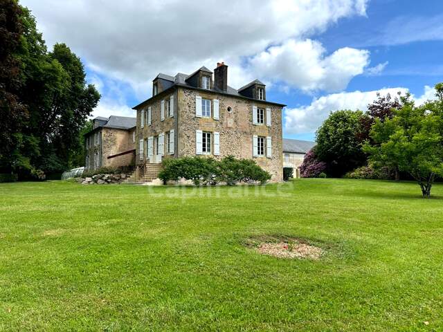 Maison de maitre à vendre 13 pièces LANOUAILLE (24) 2.6 hectares — photo du bien