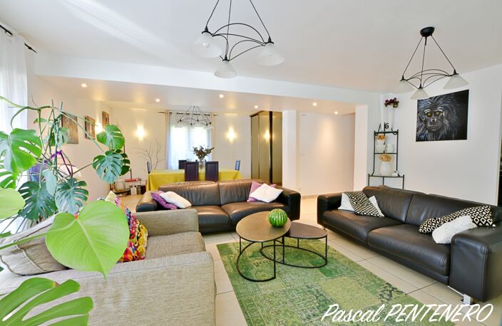 Volumes, lumière et sobriété énergétique : la maison familiale que vous attendiez à DECINES CHARPIEU (69) — photo 2