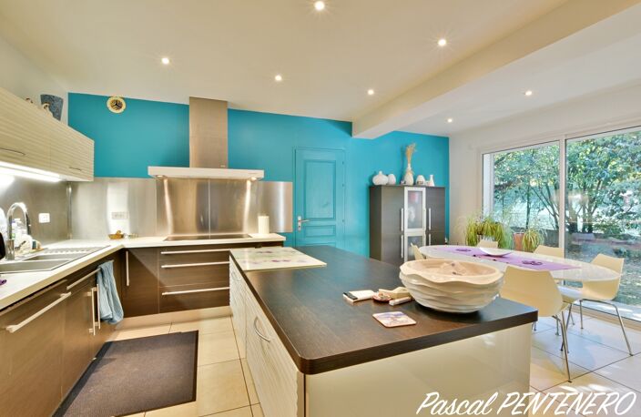 Volumes, lumière et sobriété énergétique : la maison familiale que vous attendiez à DECINES CHARPIEU (69) — photo 4