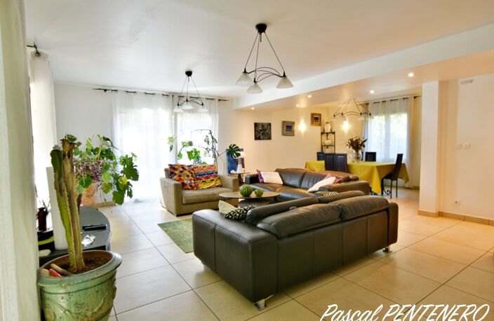 Volumes, lumière et sobriété énergétique : la maison familiale que vous attendiez à DECINES CHARPIEU (69) — photo 5